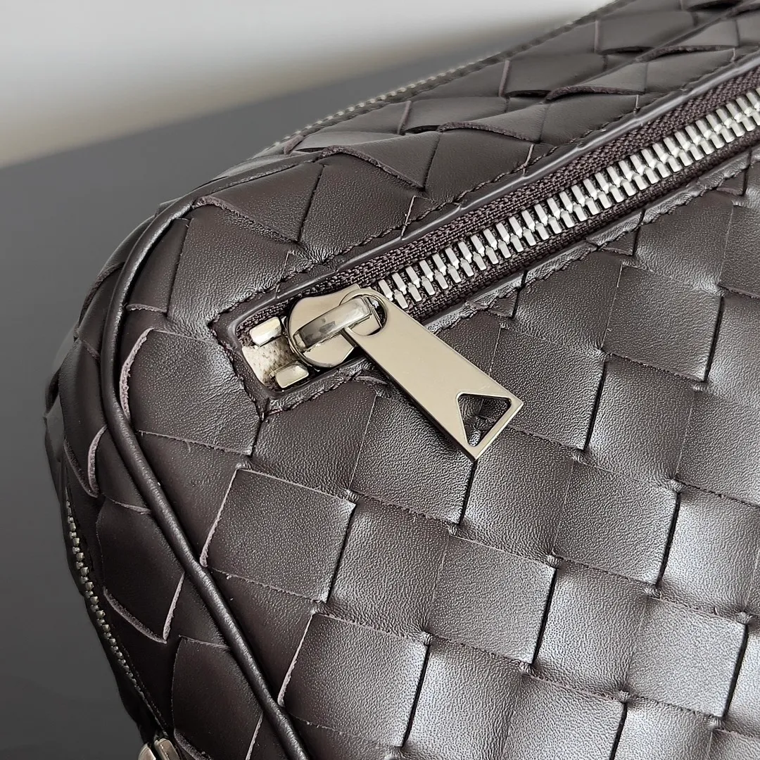 Batch 1660 BOTTEGA VENETA new men's INTRECCIATO woven wristband clutch bag. This is a clutch bag that can be hung on the wrist. It is more portable than other clutch bags. It can also hold some daily necessities. It is small and does not take up space to carry with you. The cow leather is durable and rich in texture. The classic weave is low-key and high-end. There are six card slots inside, which is very suitable for storing various cards such as ID cards and driver's licenses when traveling✈️ Style number: 777390 Size: 25*15*6.5cm